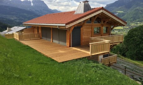 Constructeur chalet Sallanches avec pose du toit, de la barrière et création de la terrasse